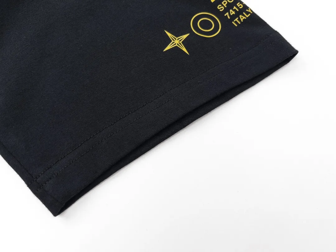 W621#P110💰 [Stone lsland/Stone Island summer new short-sleeved T-shirt with flame compass print on the chest] ⚠️[Original creation with high control of details] - Made of 260 grams of combed cotton with 32-count double yarn, soft and comfortable to the touch, sweat-absorbent and breathable. - Simple, basic and versatile style, original quality, the first choice for couples. - Made in a large factory, four needles and five threads on the shoulder, neatly arranged, high quality workmanship. - Same style for men and women. Very versatile, one piece for everyone, details are clearly visible. Color: Black White Size: M L
